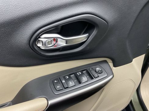 Used 2019 Jeep Cherokee Latitude w/ Cold Weather Group AWD/4WD image 10