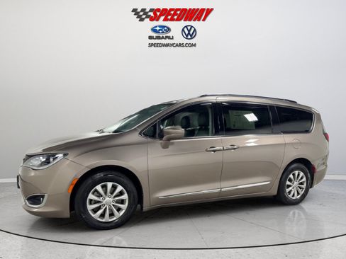 Used 2018 Chrysler Pacifica Touring-L FWD image 11