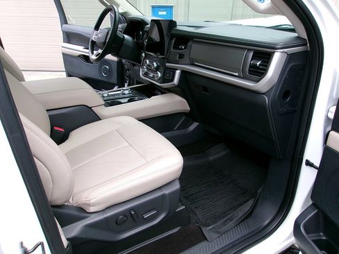Used 2022 Ford Expedition XLT AWD/4WD image 12