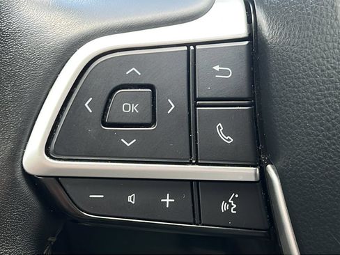 Used 2023 Toyota Highlander LE FWD image 19