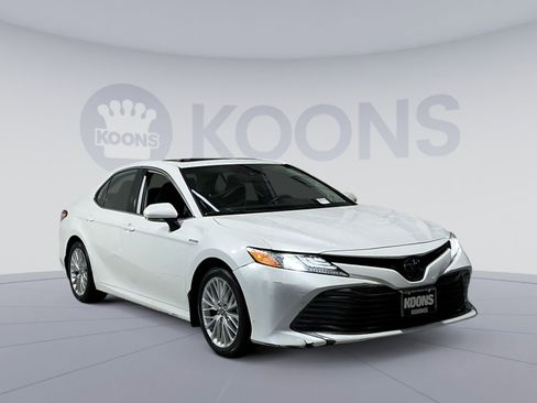 Used 2020 Toyota Camry XLE w/ Sunroof Package image 18