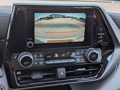 Used 2023 Toyota Highlander XLE image 27