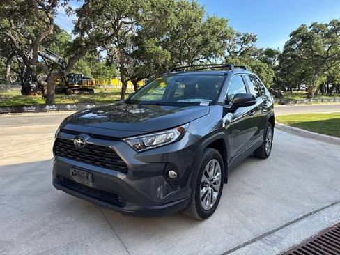 Used 2019 Toyota RAV4 XLE Premium FWD image 2