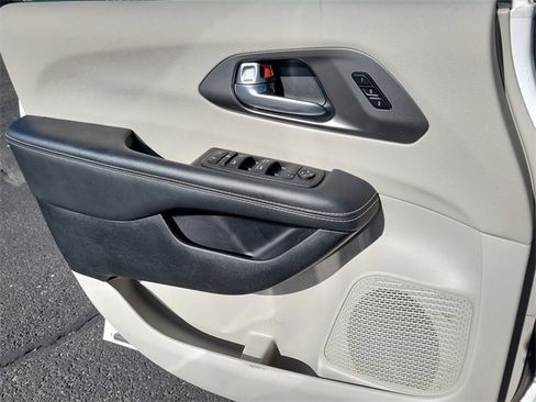 Certified 2024 Chrysler Pacifica Touring-L image 17