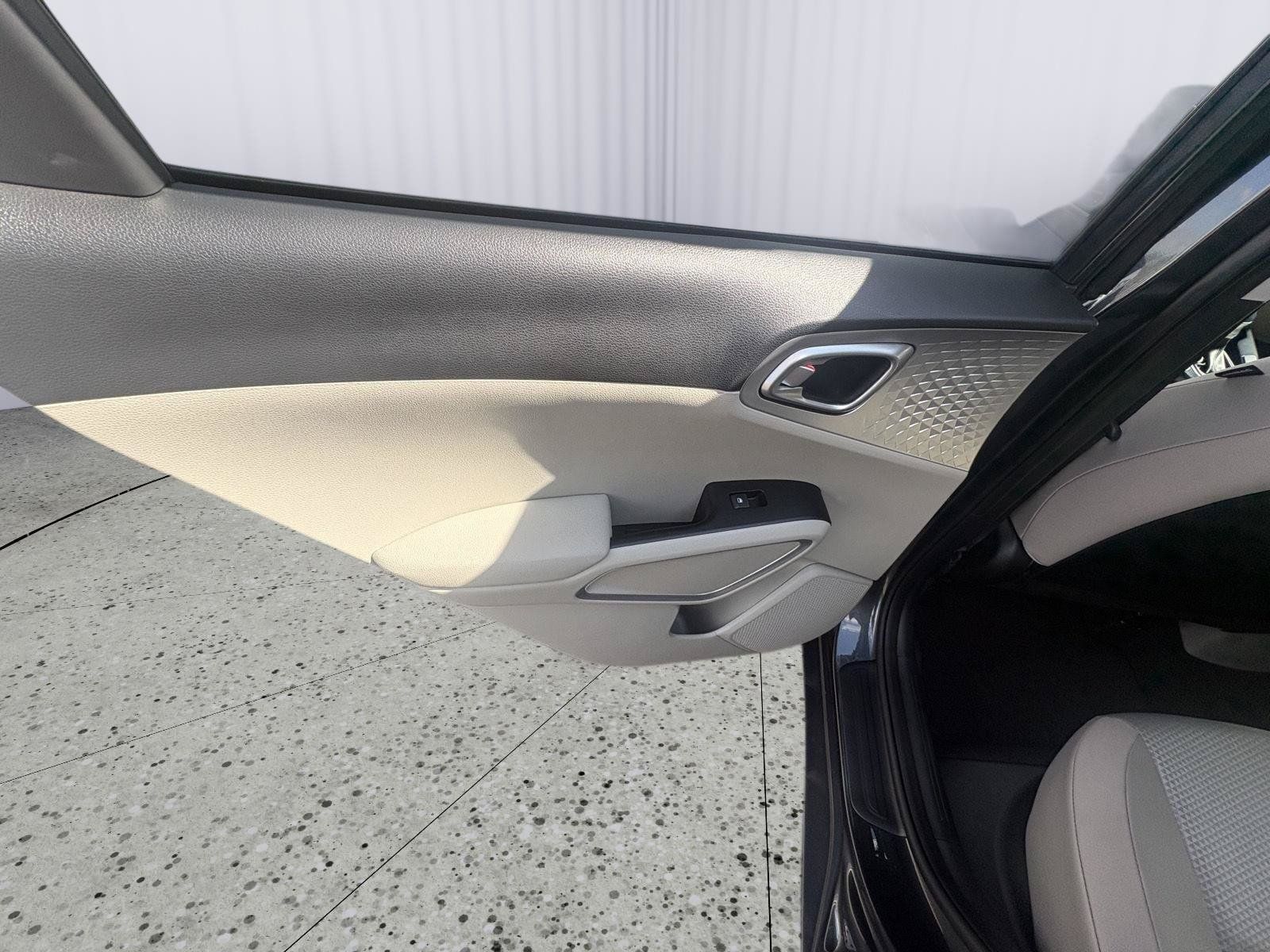 Used 2025 Kia Soul LX FWD image 20