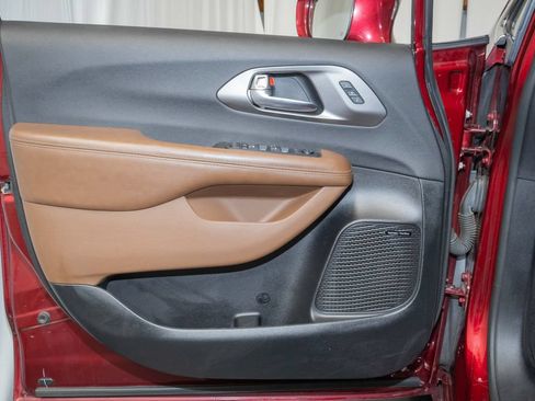 Used 2019 Chrysler Pacifica Limited w/ Tire & Wheel Group FWD image 10
