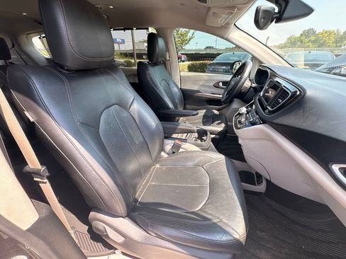 Used 2019 Chrysler Pacifica Touring-L FWD image 31