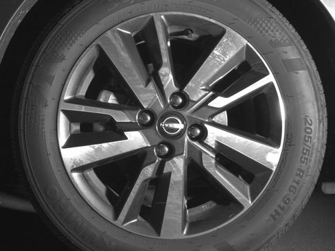 Used 2025 Nissan Versa SV FWD image 12