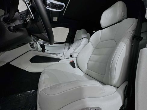 Certified 2025 Porsche Macan S image 5