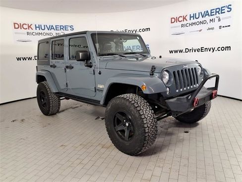Used 2015 Jeep Wrangler Unlimited Sahara image 3