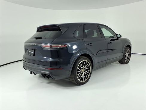 Certified 2023 Porsche Cayenne Platinum Edition image 5