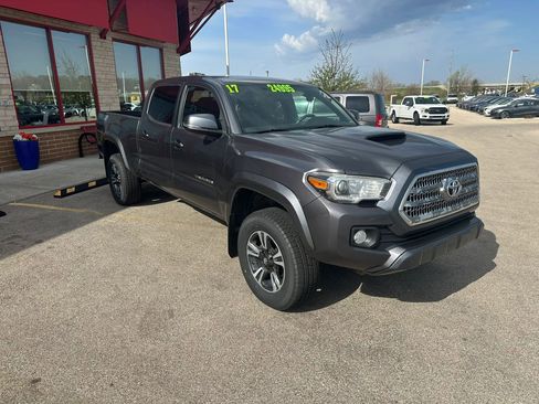 Used 2017 Toyota Tacoma TRD Sport AWD/4WD image 3