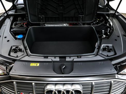 Used 2022 Audi e-tron Premium image 11