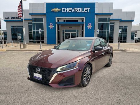 Used 2024 Nissan Altima 2.5 SV image 1