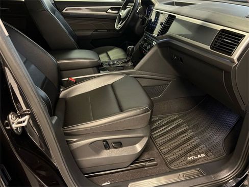 Certified 2022 Volkswagen Atlas SEL R-Line image 11