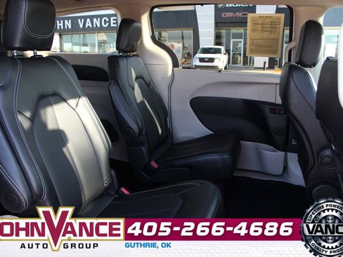 Used 2024 Chrysler Pacifica Touring-L image 18