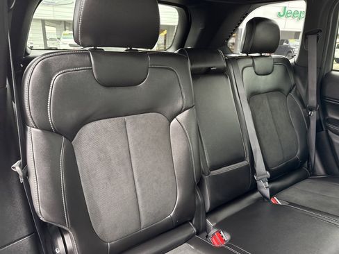 New 2025 Jeep Grand Cherokee Altitude image 17