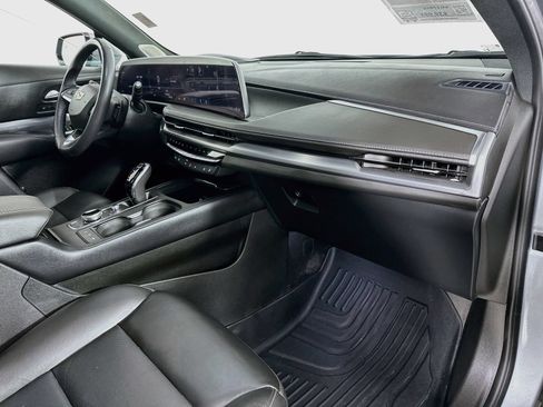 Used 2024 Cadillac XT4 Premium Luxury w/ Technology Package AWD/4WD image 32