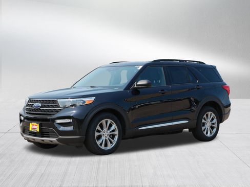 Used 2020 Ford Explorer XLT w/ Equipment Group 202A AWD/4WD image 3