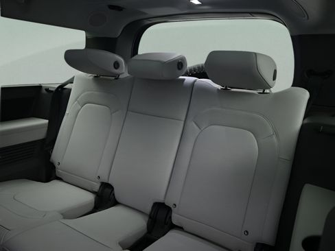 Certified 2025 Land Rover Defender 130 X-Dynamic SE AWD/4WD image 36
