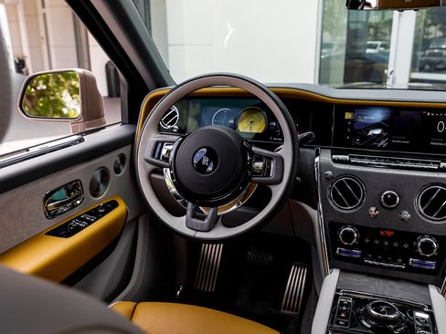 Certified 2025 Rolls-Royce Cullinan AWD/4WD image 39