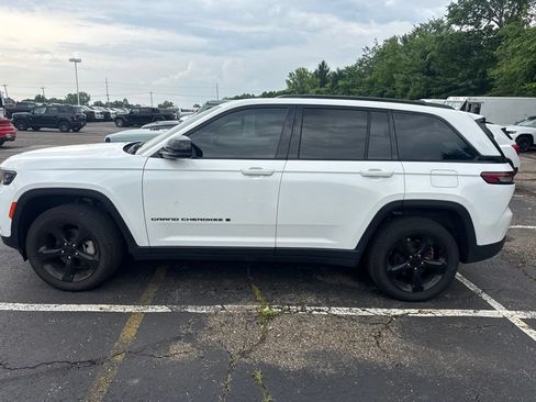 Used 2023 Jeep Grand Cherokee Limited w/ Black Appearance Package AWD/4WD image 3