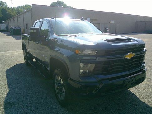 Used 2024 Chevrolet Silverado 2500 Custom w/ Custom Value Package AWD/4WD image 7