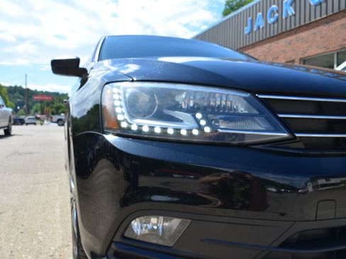 Used 2016 Volkswagen Jetta Sport w/ Lighting Package FWD image 8