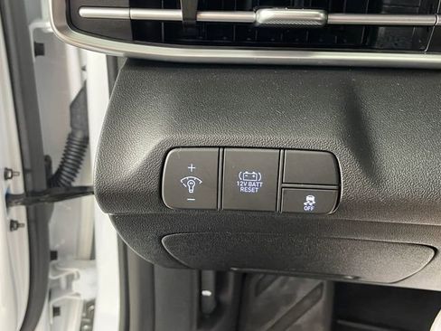 Used 2025 Hyundai Elantra Hybrid FWD image 15