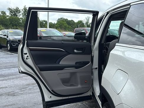 Used 2014 Toyota Highlander Limited w/ Driver Technology Package AWD/4WD image 28