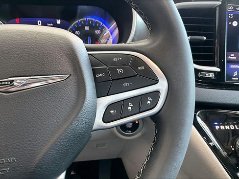 Used 2024 Chrysler Pacifica Touring-L FWD image 25