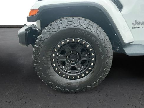 Used 2023 Jeep Gladiator Overland w/ Trailer Tow Package AWD/4WD image 13