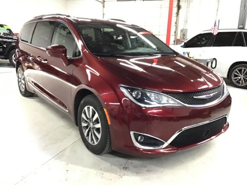 Used 2020 Chrysler Pacifica Touring-L Plus w/ Advanced Safetytec Group image 3