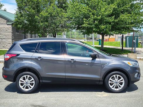 Used 2017 Ford Escape SE w/ Equipment Group 201A AWD/4WD image 8