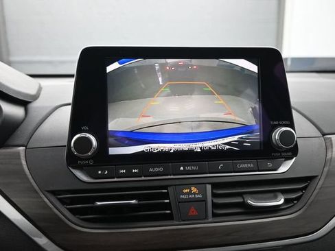 Used 2025 Nissan Altima 2.5 SV FWD image 17