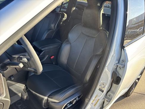 Used 2023 Jeep Grand Cherokee Overland w/ Luxury Tech Group IV image 21