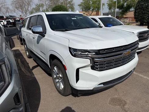 Used 2023 Chevrolet Suburban Premier image 2