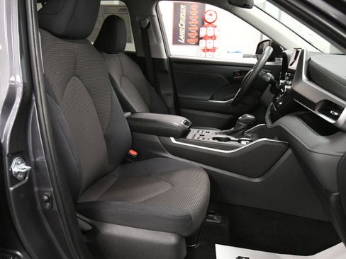 Certified 2024 Toyota Corolla Cross LE image 28