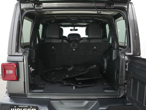 Used 2018 Jeep Wrangler Unlimited Sahara image 15