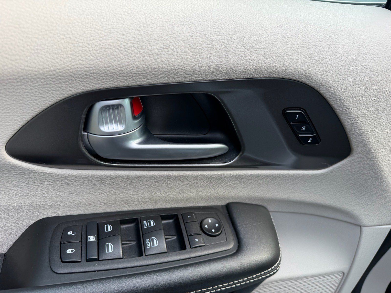 Used 2024 Chrysler Pacifica Touring-L FWD image 22