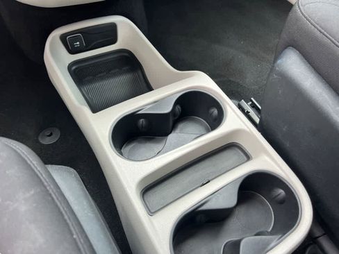 Used 2022 Chrysler Voyager LX FWD image 32