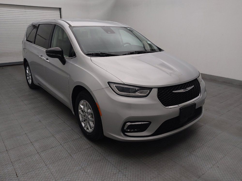 Used 2024 Chrysler Pacifica Touring-L FWD image 13