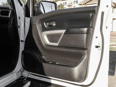 Used 2017 Nissan Titan SV image 41
