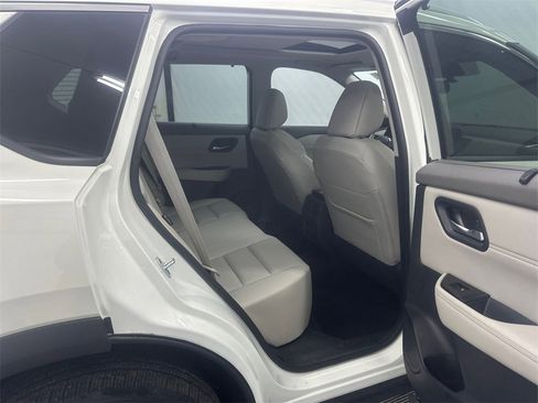 Used 2023 Nissan Rogue SV w/ SV Premium B Package image 16