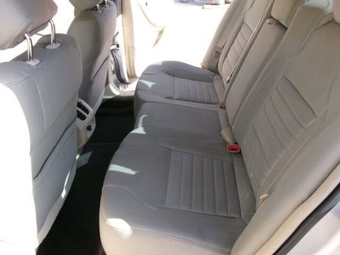 Used 2015 Ford Taurus SE image 17