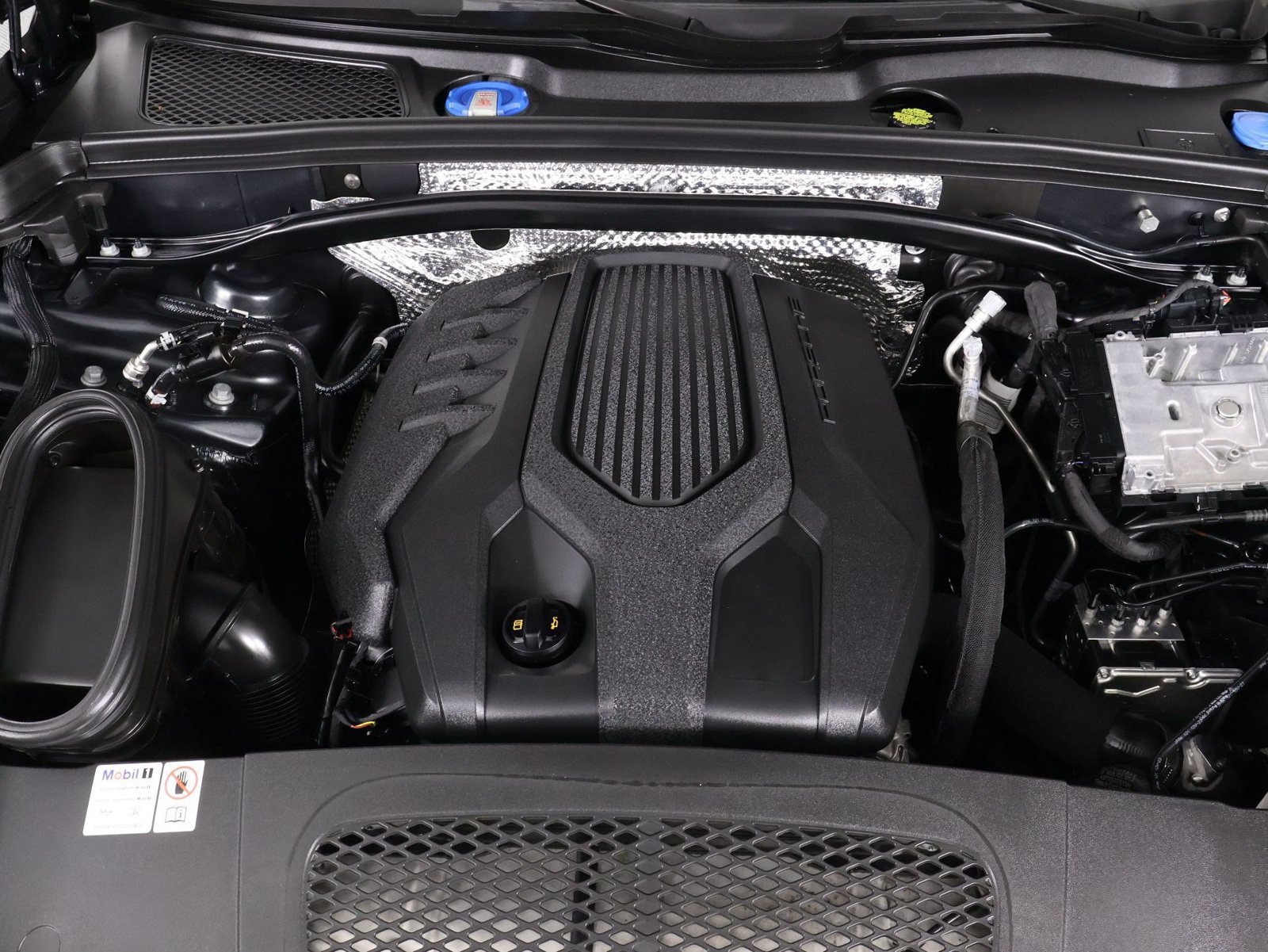 Certified 2024 Porsche Macan AWD/4WD image 26
