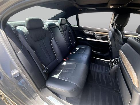 Used 2020 BMW 750i xDrive w/ Executive Package AWD/4WD image 18