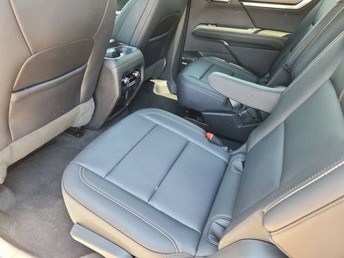 Used 2024 GMC Acadia Elevation AWD/4WD image 9