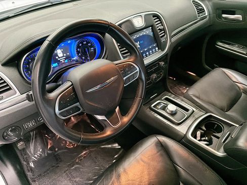 Used 2018 Chrysler 300 Touring L image 7