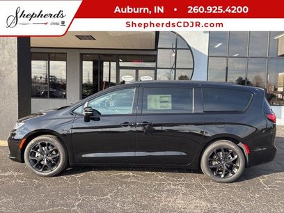 New 2026 Chrysler Pacifica Select w/ S Appearance Package